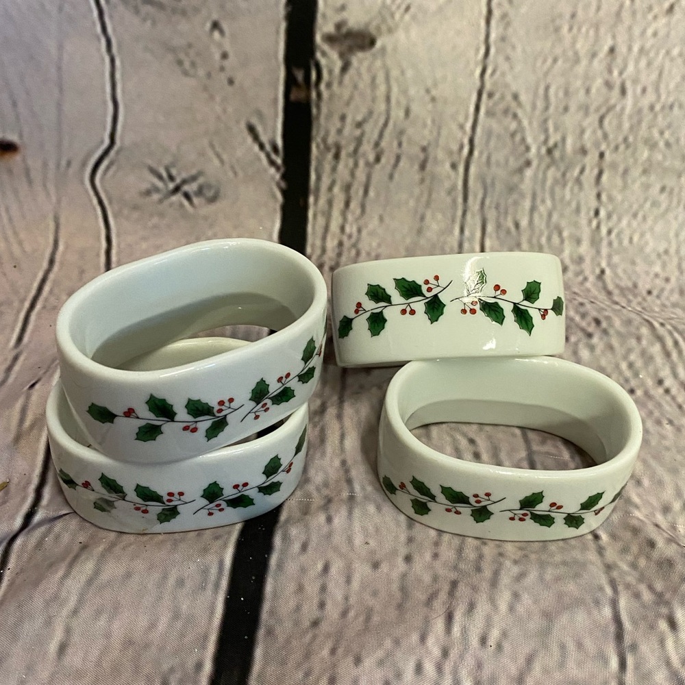 5/$20 Holly Leaf Berry Oval Porcelain Napkin Rings 4‎ Christmas Made in Japan